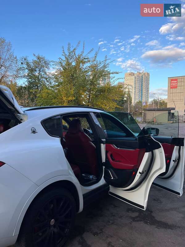 Позашляховик / Кросовер Maserati Levante 2016 в Києві