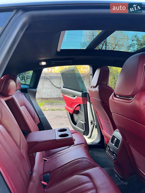 Позашляховик / Кросовер Maserati Levante 2016 в Києві