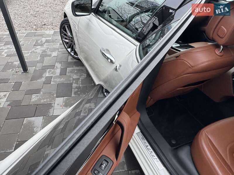 Седан Maserati Quattroporte 2015 в Киеве