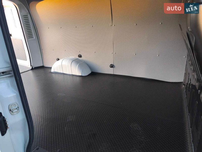 Грузовой фургон Maxus e-Deliver 3 2023 в Киеве