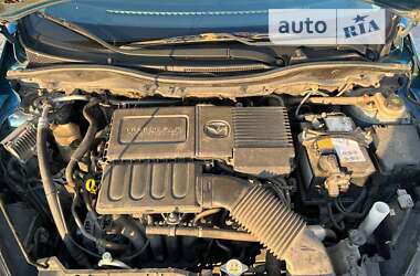 Хэтчбек Mazda 2 2011 в 