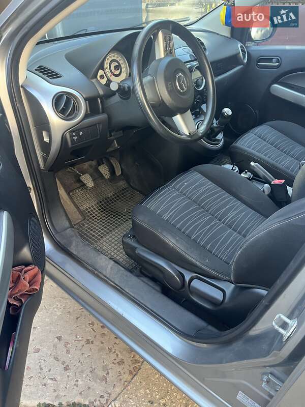 Хэтчбек Mazda 2 2009 в Синельниково