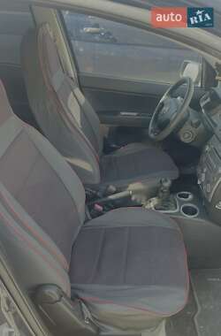 Хэтчбек Mazda 2 2006 в 