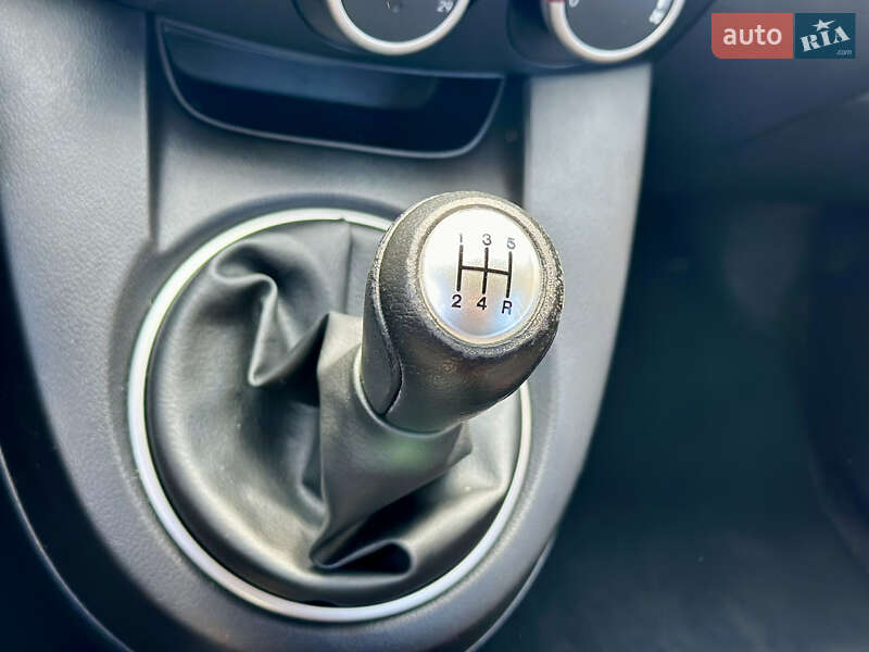 Хэтчбек Mazda 2 2011 в Днепре