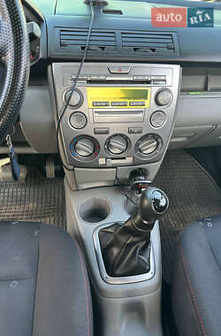 Хэтчбек Mazda 2 2004 в 