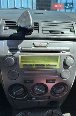 Хэтчбек Mazda 2 2003 в 