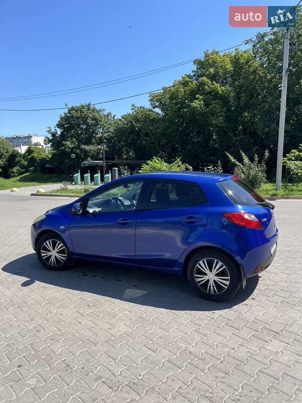 Хетчбек Mazda 2 2009 в Чернівцях