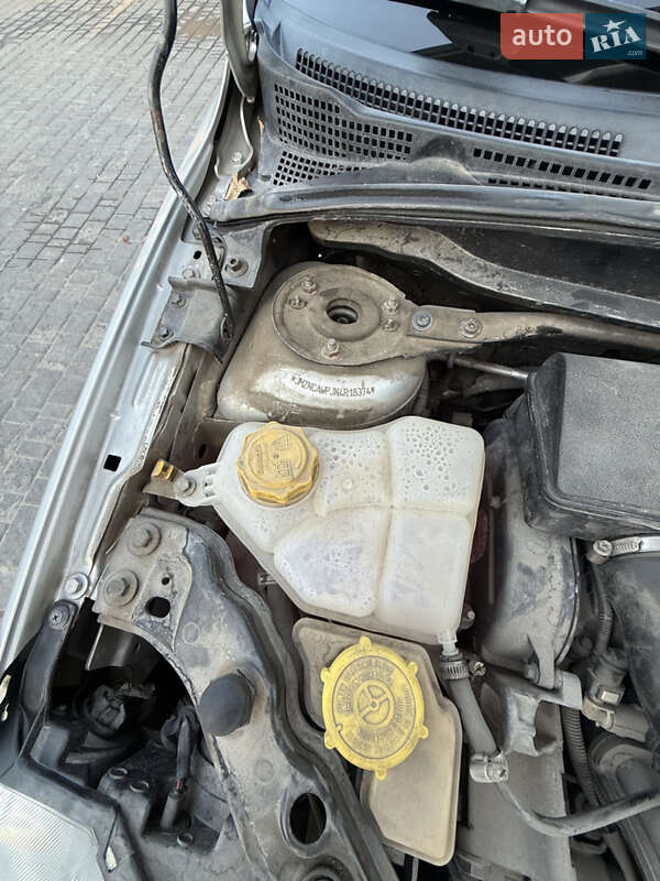 Хэтчбек Mazda 2 2004 в Каменец-Подольском