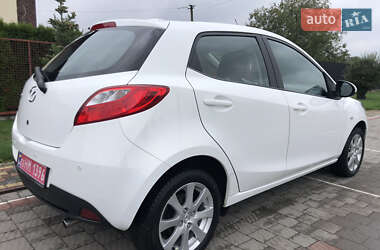 Хэтчбек Mazda 2 2011 в 