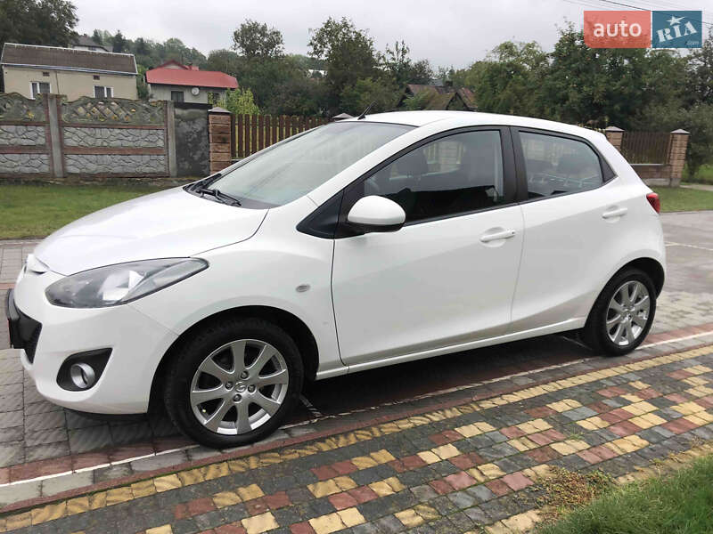 Хэтчбек Mazda 2 2011 в 