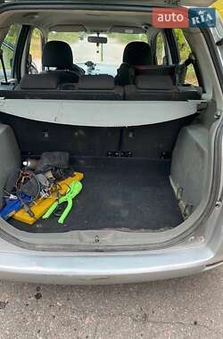 Хэтчбек Mazda 2 2003 в 