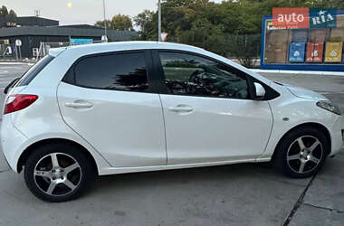Хэтчбек Mazda 2 2010 в 
