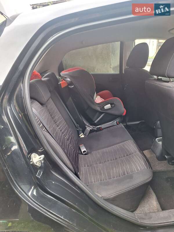 Хэтчбек Mazda 2 2007 в Староконстантинове