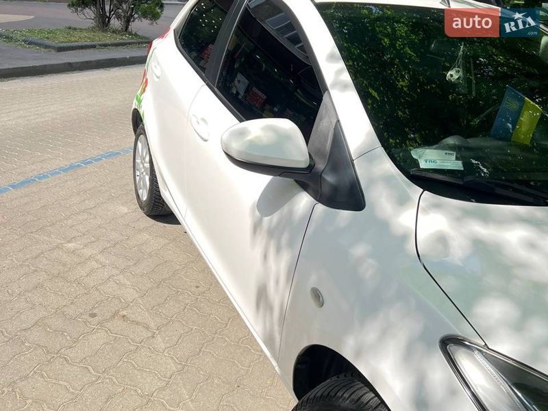 Хэтчбек Mazda 2 2012 в Львове