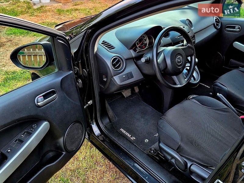 Хетчбек Mazda 2 2014 в Чернівцях