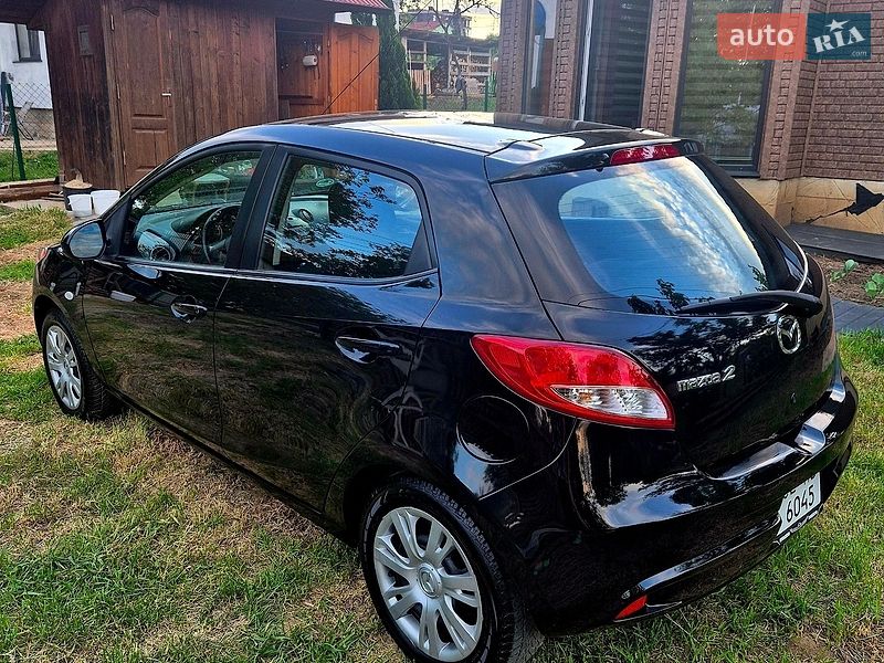 Хетчбек Mazda 2 2014 в Чернівцях