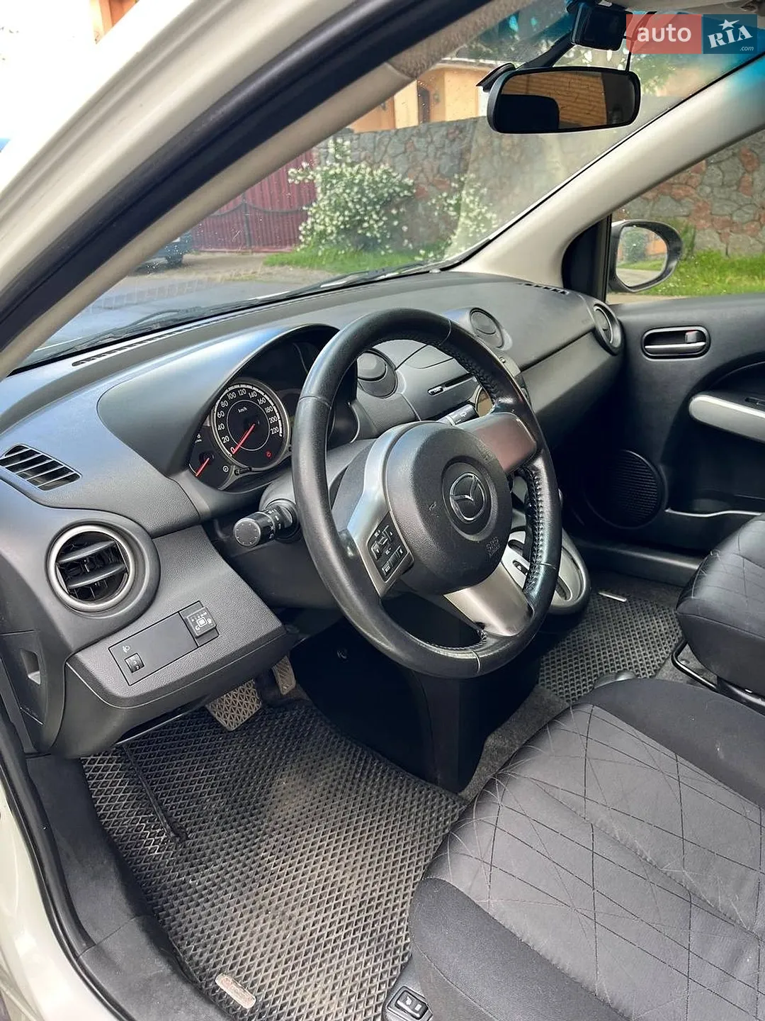 2010 Mazda 2 - мініатюра 9
