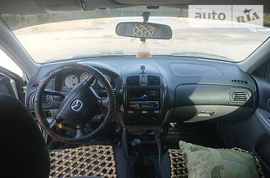 Седан Mazda 323 2003 в Львові