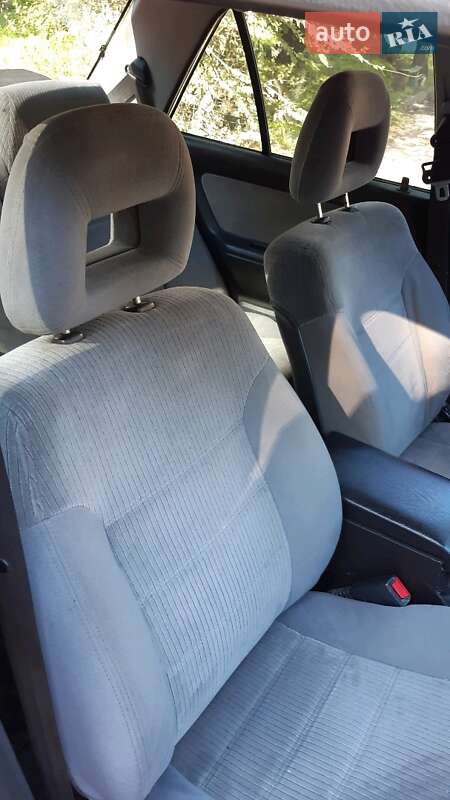 Седан Mazda 323 1991 в Каменском