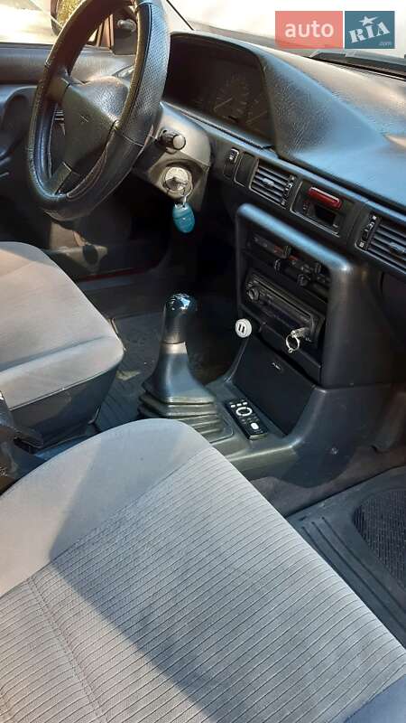 Седан Mazda 323 1991 в Каменском