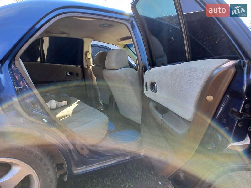 Седан Mazda 323 2000 в Николаеве