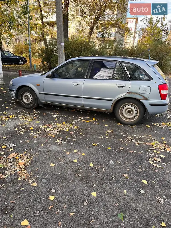 Mazda 323 2000