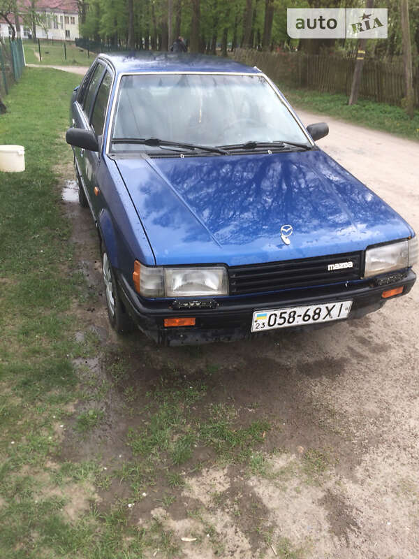 Седан Mazda 323 1987 в Ровно