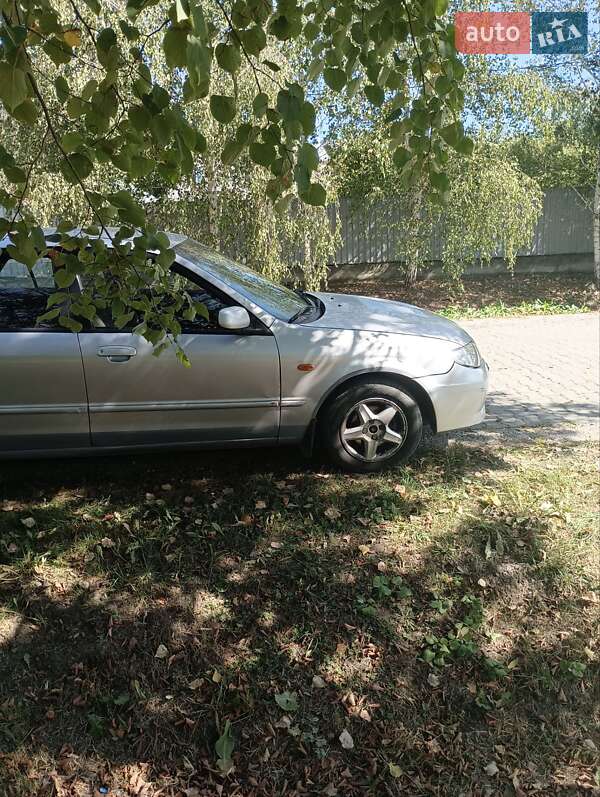 Седан Mazda 323 2001 в Черновцах