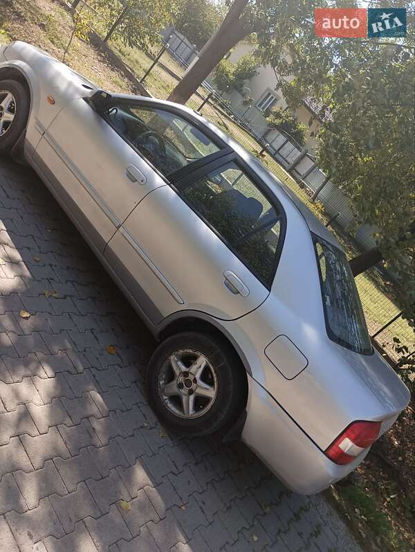 Седан Mazda 323 2001 в Черновцах
