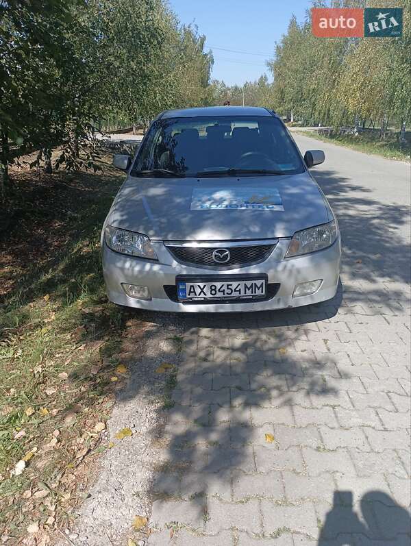 Седан Mazda 323 2001 в Чернівцях