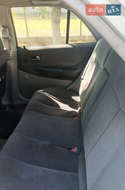 Седан Mazda 323 2001 в Чернівцях