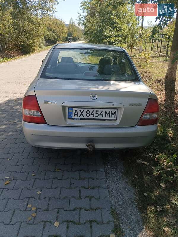 Седан Mazda 323 2001 в Черновцах