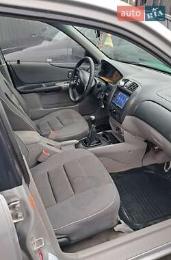 Хэтчбек Mazda 323 2001 в 