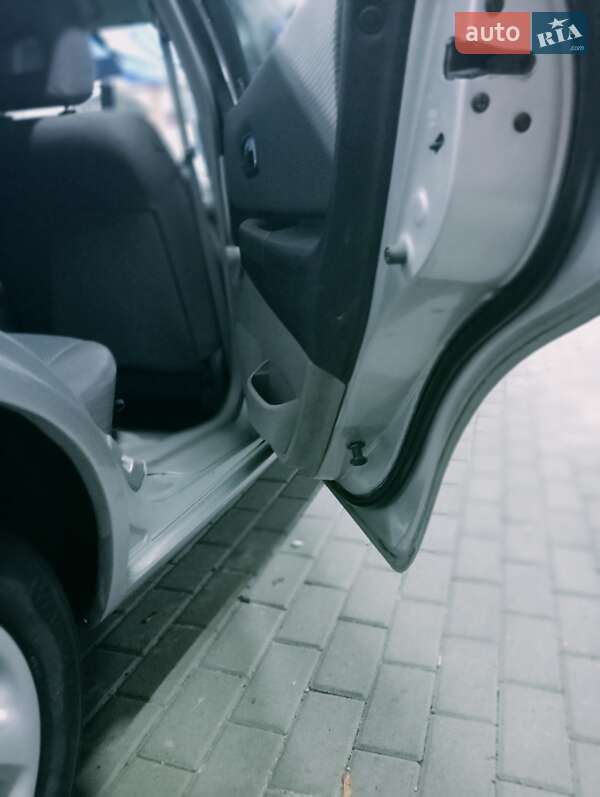Хэтчбек Mazda 323 2001 в Киеве