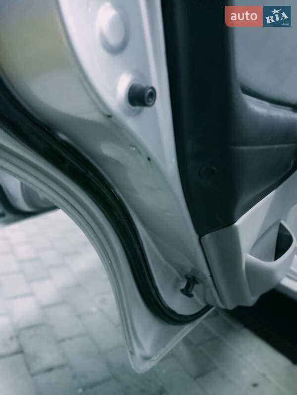 Хэтчбек Mazda 323 2001 в Киеве