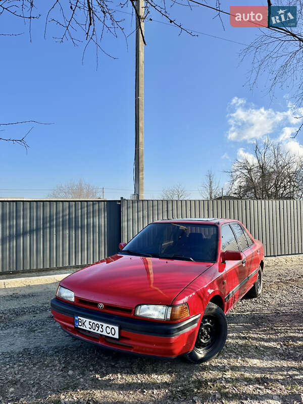 Седан Mazda 323 1992 в Вараші