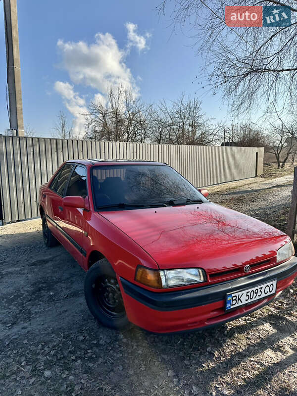 Седан Mazda 323 1992 в Вараші