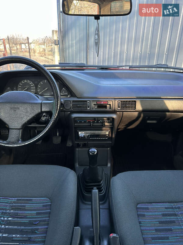 Седан Mazda 323 1992 в Вараші