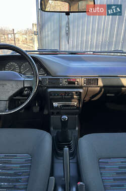 Седан Mazda 323 1992 в Вараше