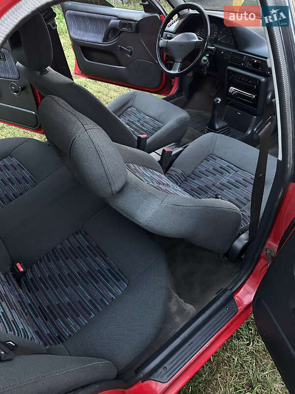 Седан Mazda 323 1992 в Вараші