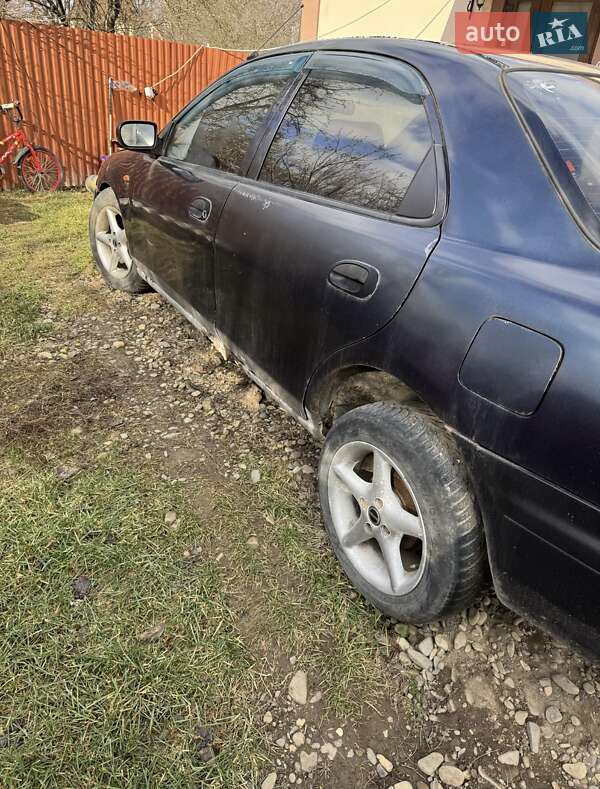 Седан Mazda 323 1995 в Чернівцях