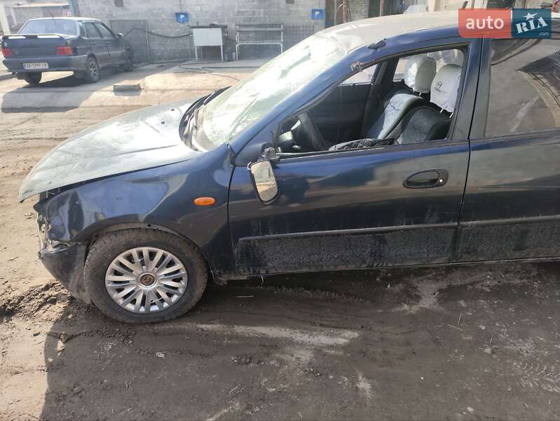 Седан Mazda 323 1996 в Запоріжжі