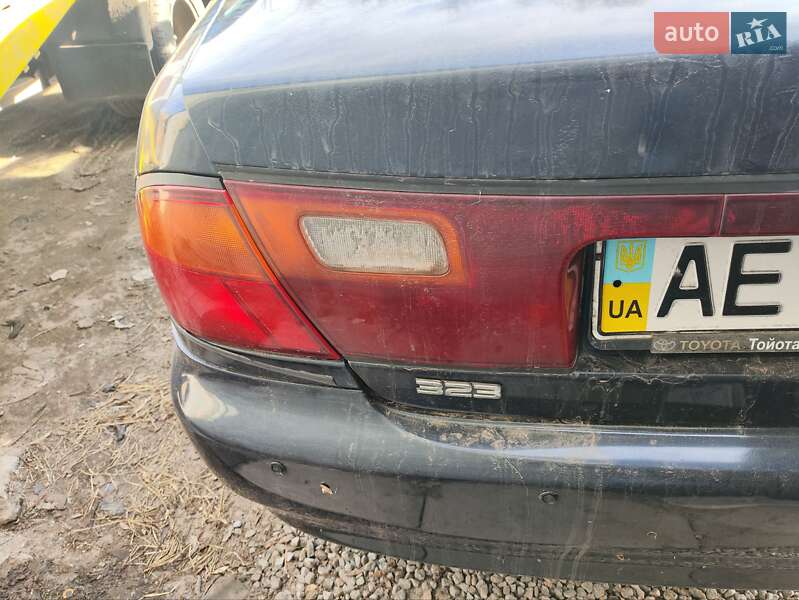 Седан Mazda 323 1996 в Запоріжжі