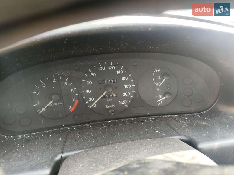 Седан Mazda 323 1996 в Запоріжжі