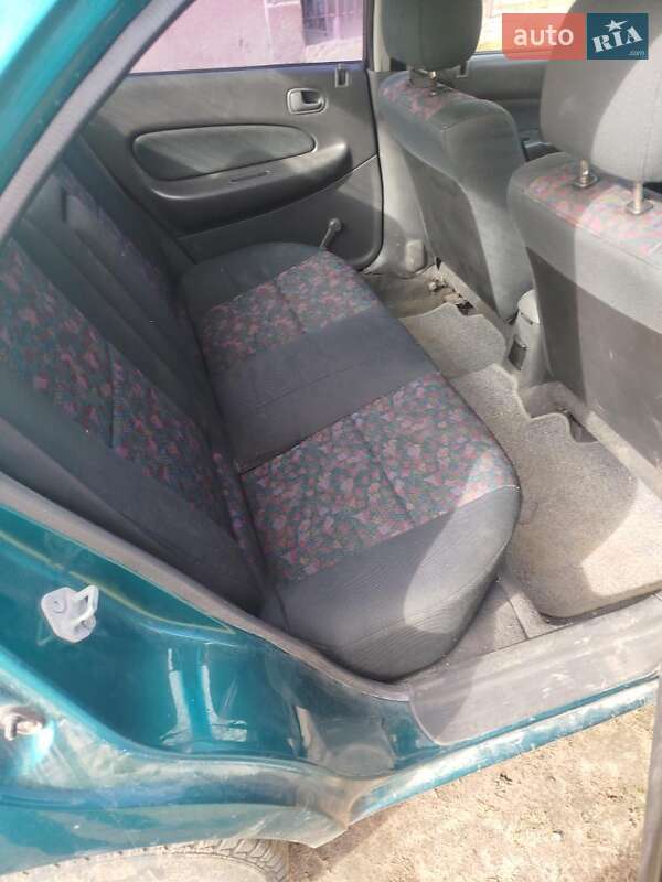 Седан Mazda 323 1997 в 