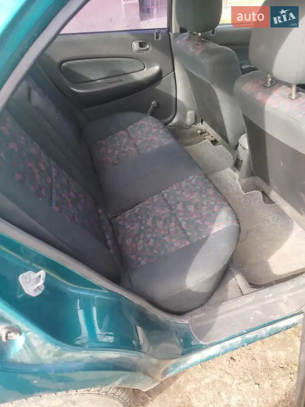Седан Mazda 323 1997 в 