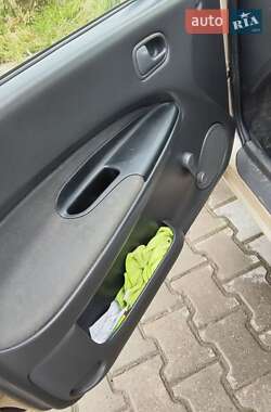 Седан Mazda 323 1996 в 