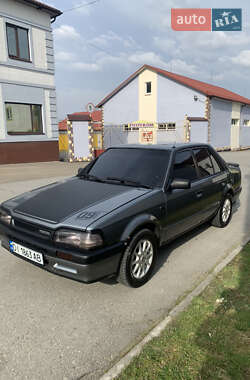 Седан Mazda 323 1986 в 