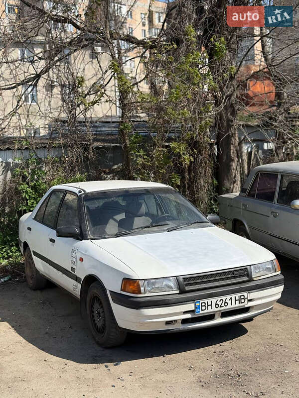 Седан Mazda 323 1990 в 