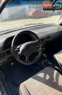 Седан Mazda 323 1990 в 